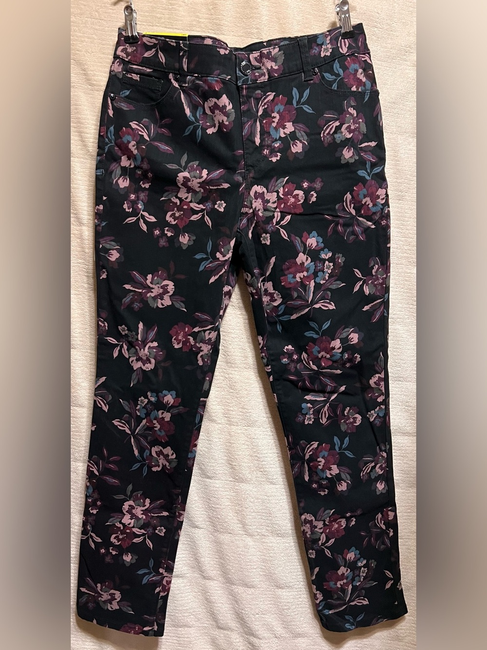 NWT Bandolino Amy Black Floral Straight Leg Pants Size 8 Black Plum Stretch